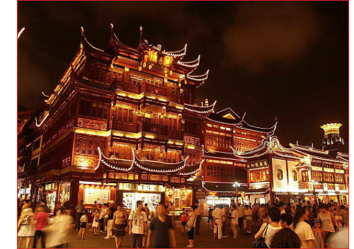 豫园商城与四邻的豫园,老城隍庙,沉香阁等名胜古迹和人文景观完美地融